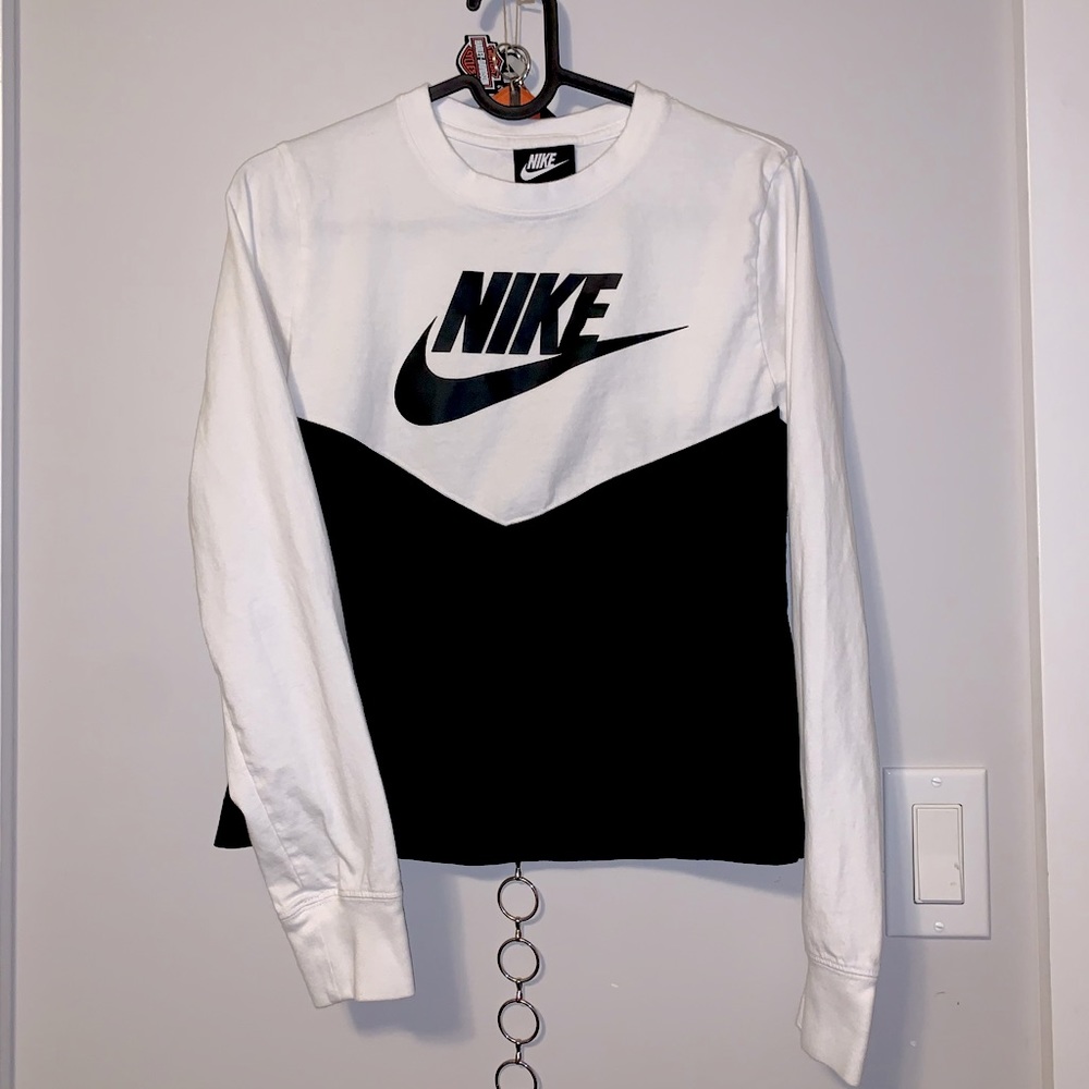 NIKE Long Sleeve T-Shirt